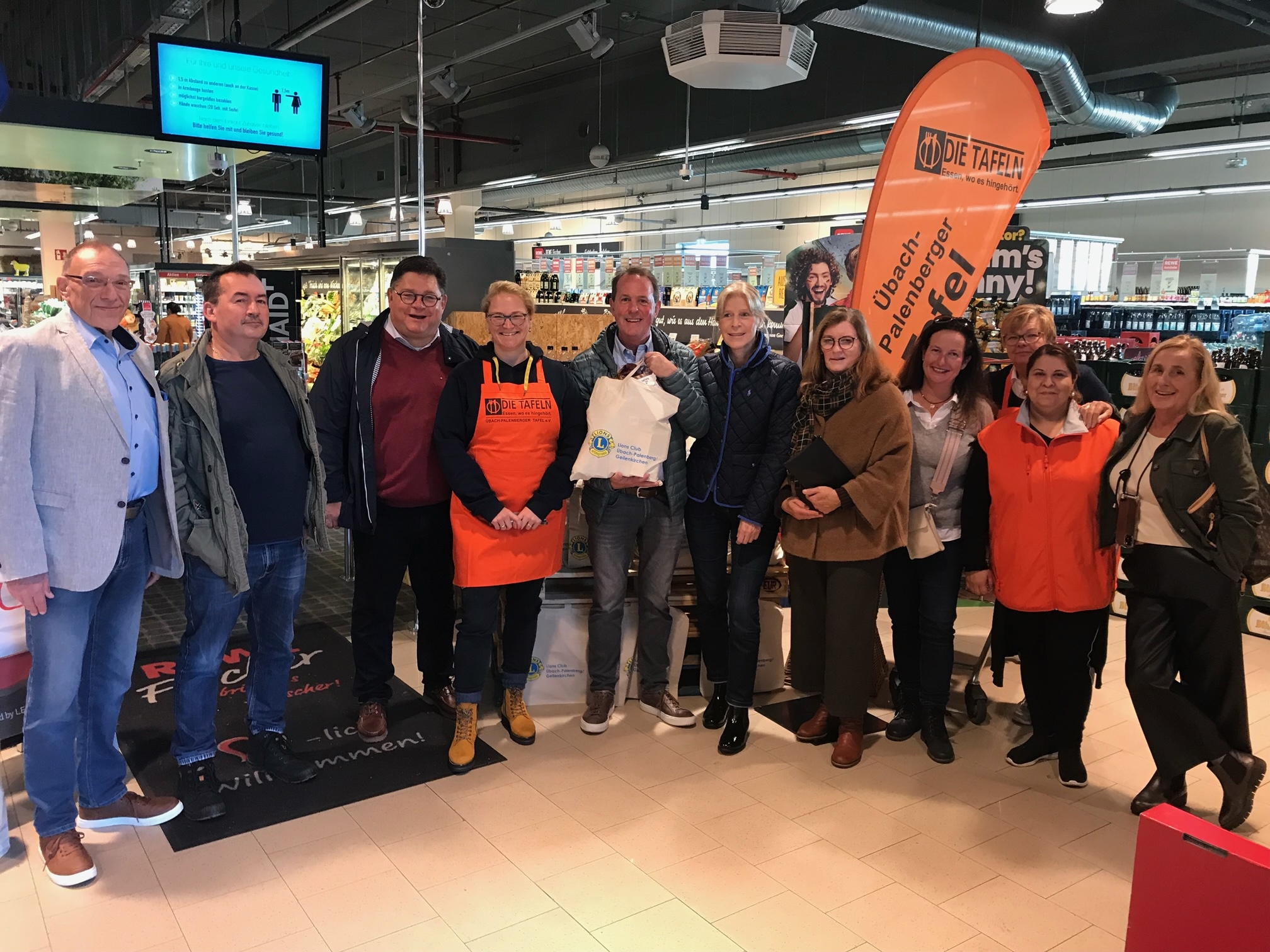 Das Team beim REWE-Markt in Übach.